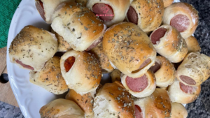 Leia mais sobre o artigo Como Fazer um Enroladinho de Salsicha Delicioso